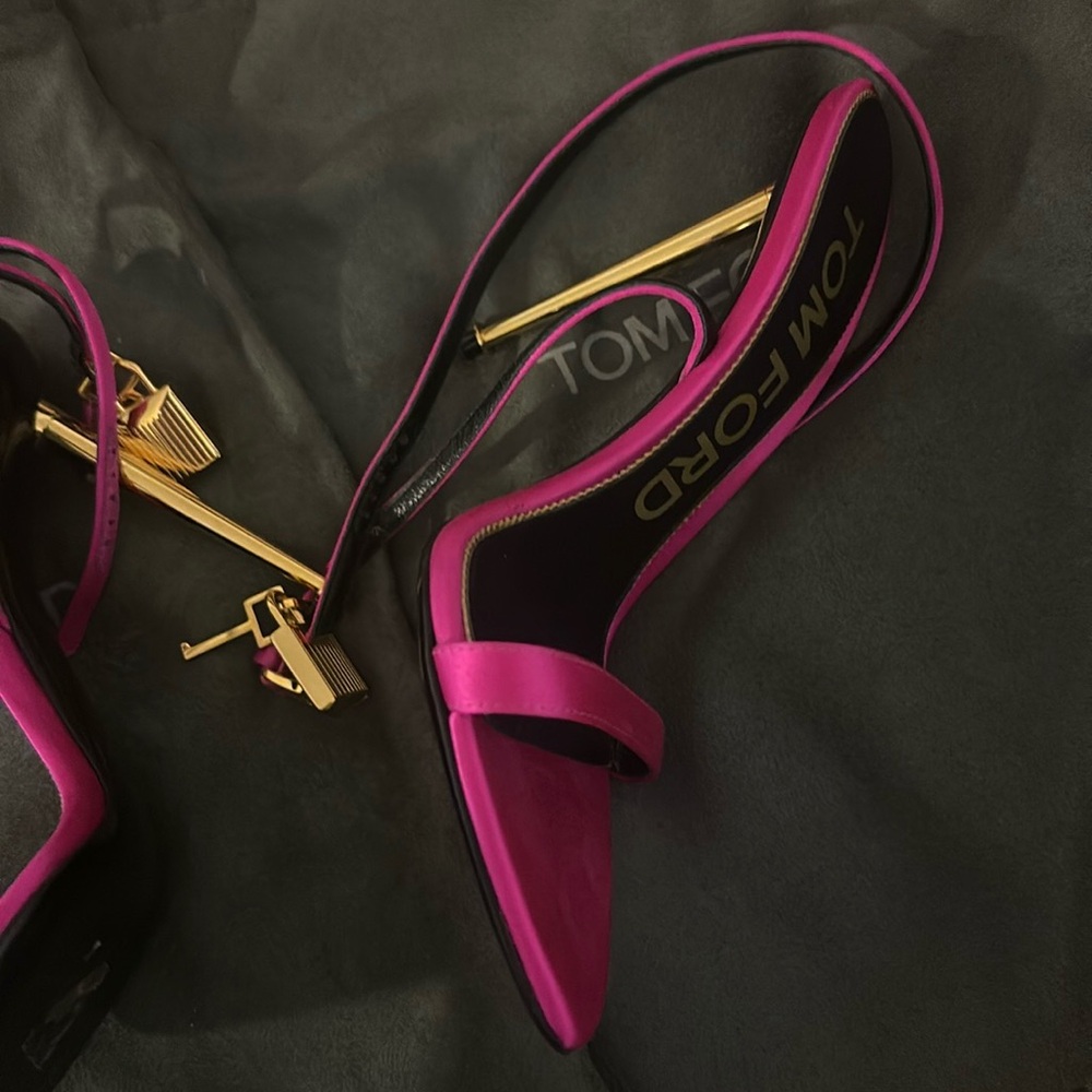 Size 38.5 Tom Ford Padlock Heel in Metallic Pink
